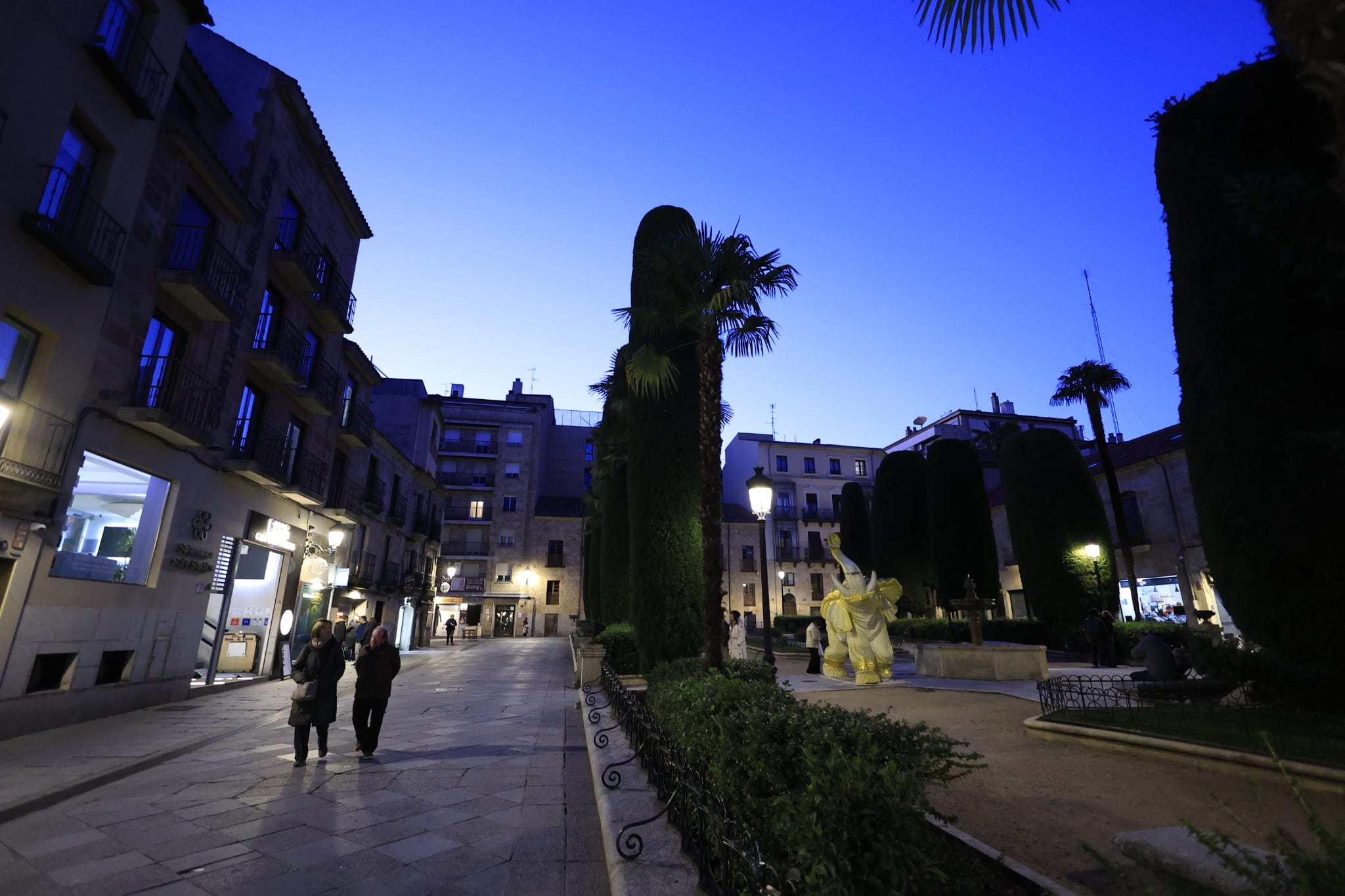 El montaje de los adornos y el mercado navideño de Salamanca, en imágenes