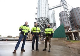 Manuel, Guillermo y Agustín Cosme, delante de los silos de mil toneladas de cereal de la terminal de La Fuente de San Esteban.
