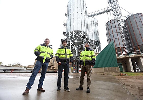 Manuel, Guillermo y Agustín Cosme, delante de los silos de mil toneladas de cereal de la terminal de La Fuente de San Esteban.
