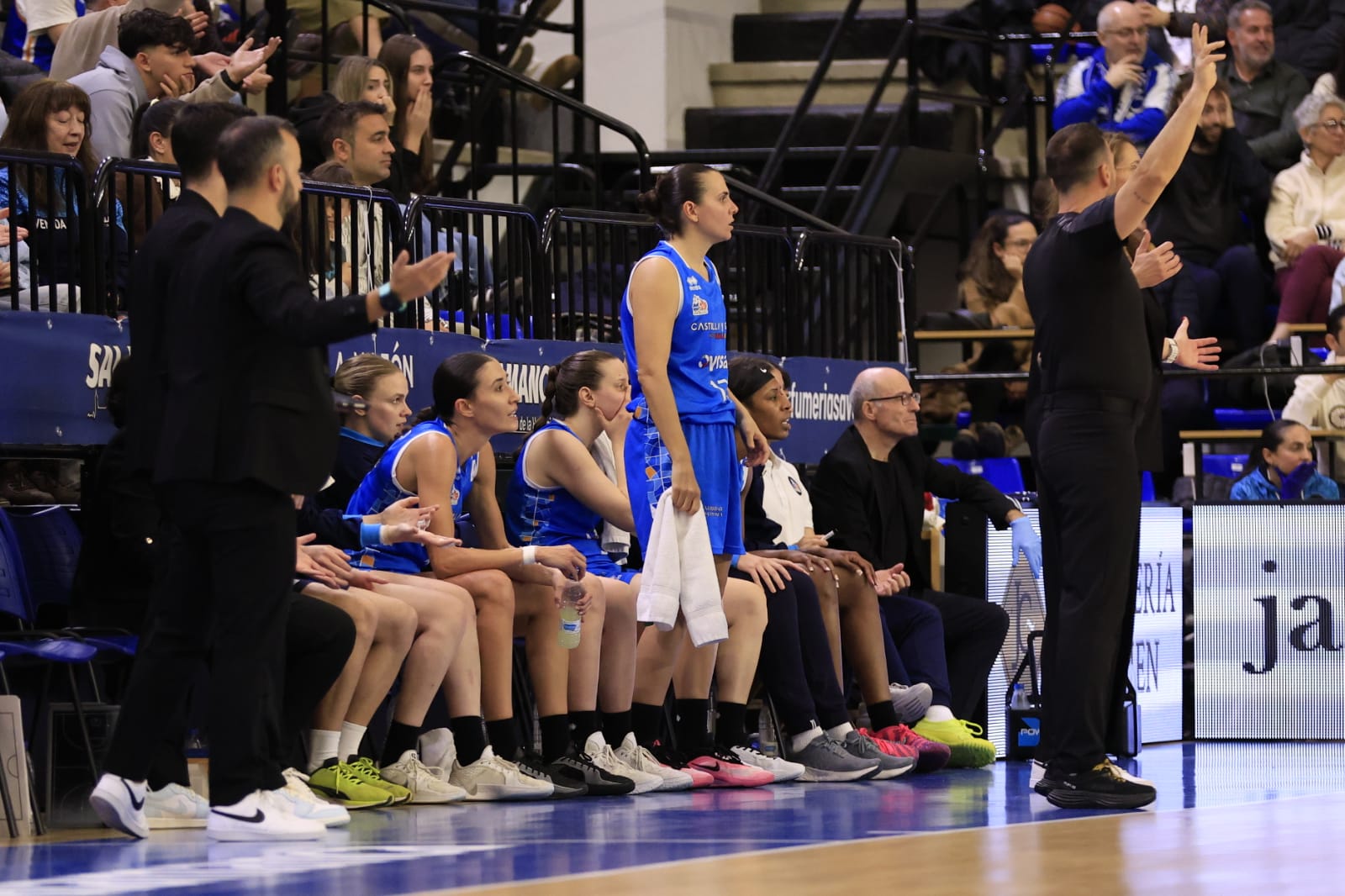 El partido Avenida - Lointek Gernika, en imágenes