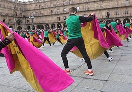 Alumnos de la Escuela de Tauromaquia de Salamanca en la Plaza Mayor de Salamanca en una imagen de archivo.