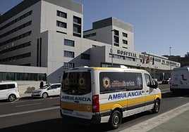 Ambulancia frente al Hospital de Salamanca
