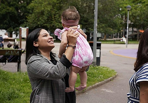Imagen de archivo de una mujer sudaméricana con su bebé.