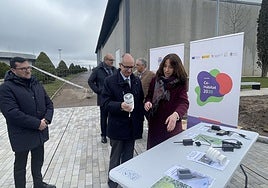 El presidente de la Diputación, Francisco Javier Iglesias García, recibe indicaciones sobre el proyecto Co-Hábitat 2030.