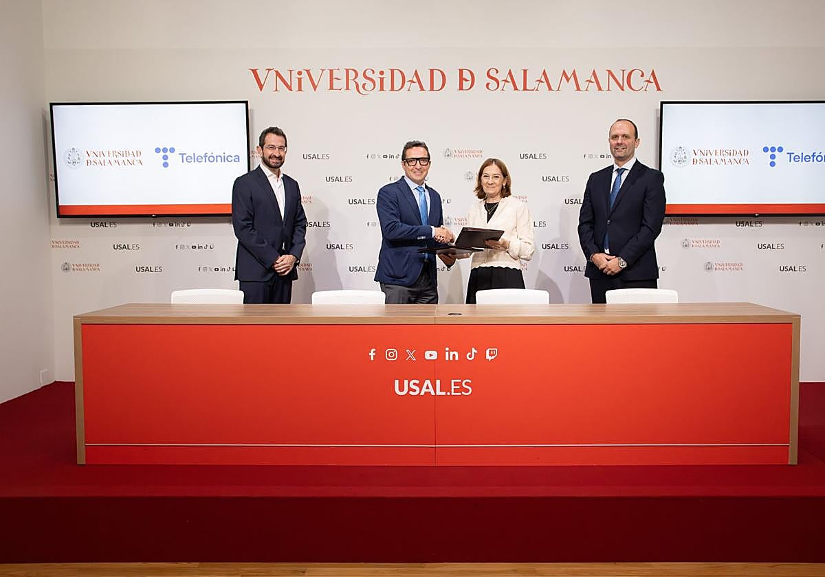 Rúbrica del acuerdo entre la Universidad de Salamanca y Telefónica Móviles España.