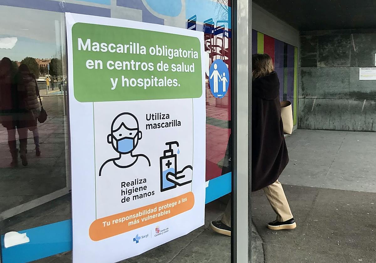 Recomendación de mascarilla y lavado de manos en un Hospital.