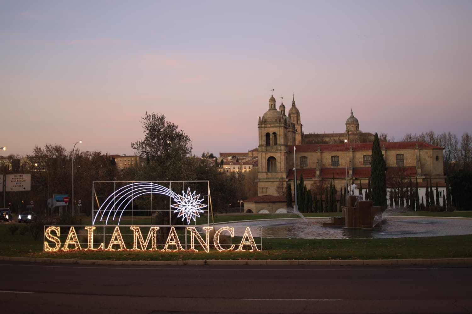 La Navidad ya deslumbra en Salamanca con luces, árbol y videomapping