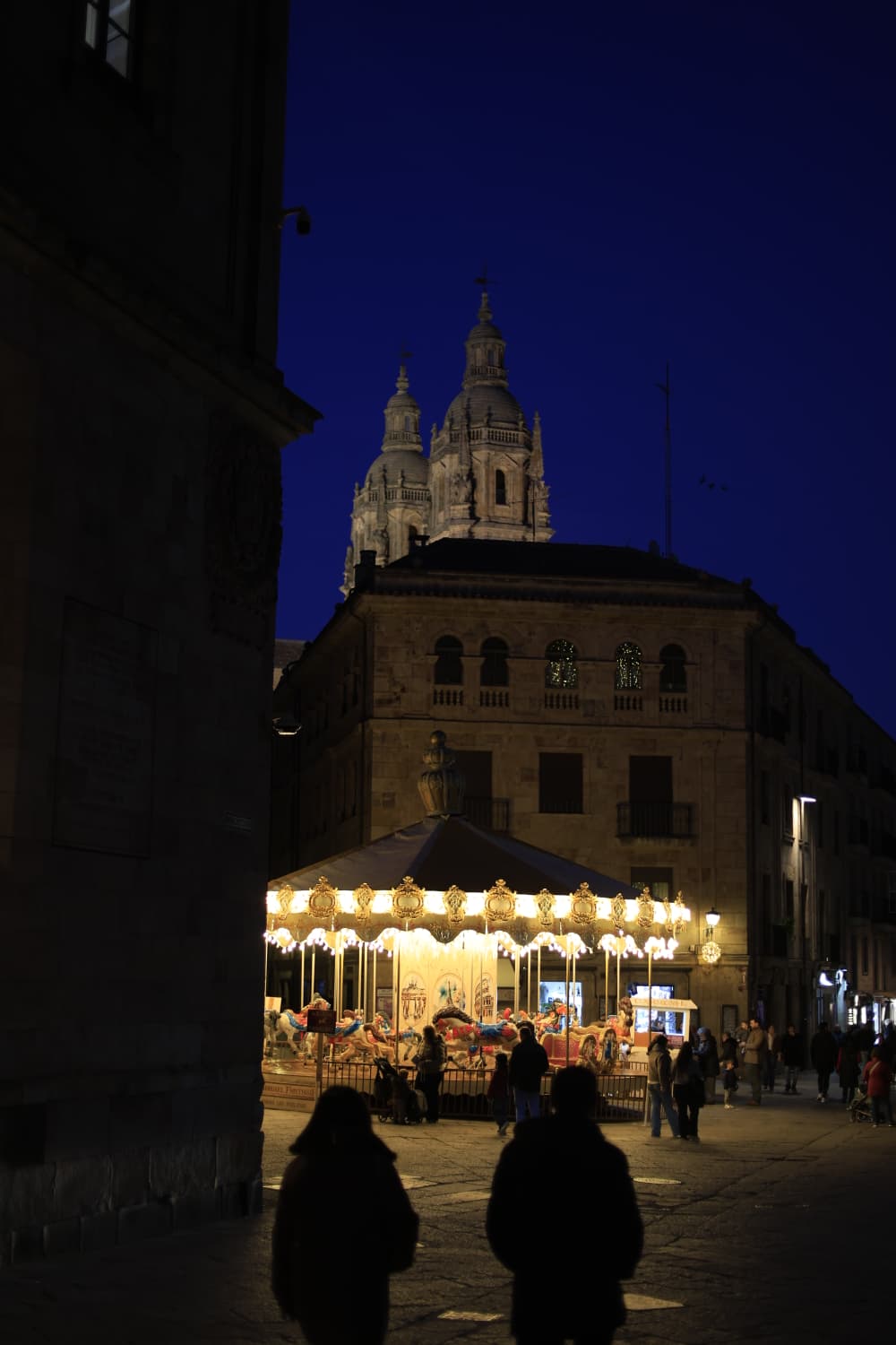 La Navidad ya deslumbra en Salamanca con luces, árbol y videomapping