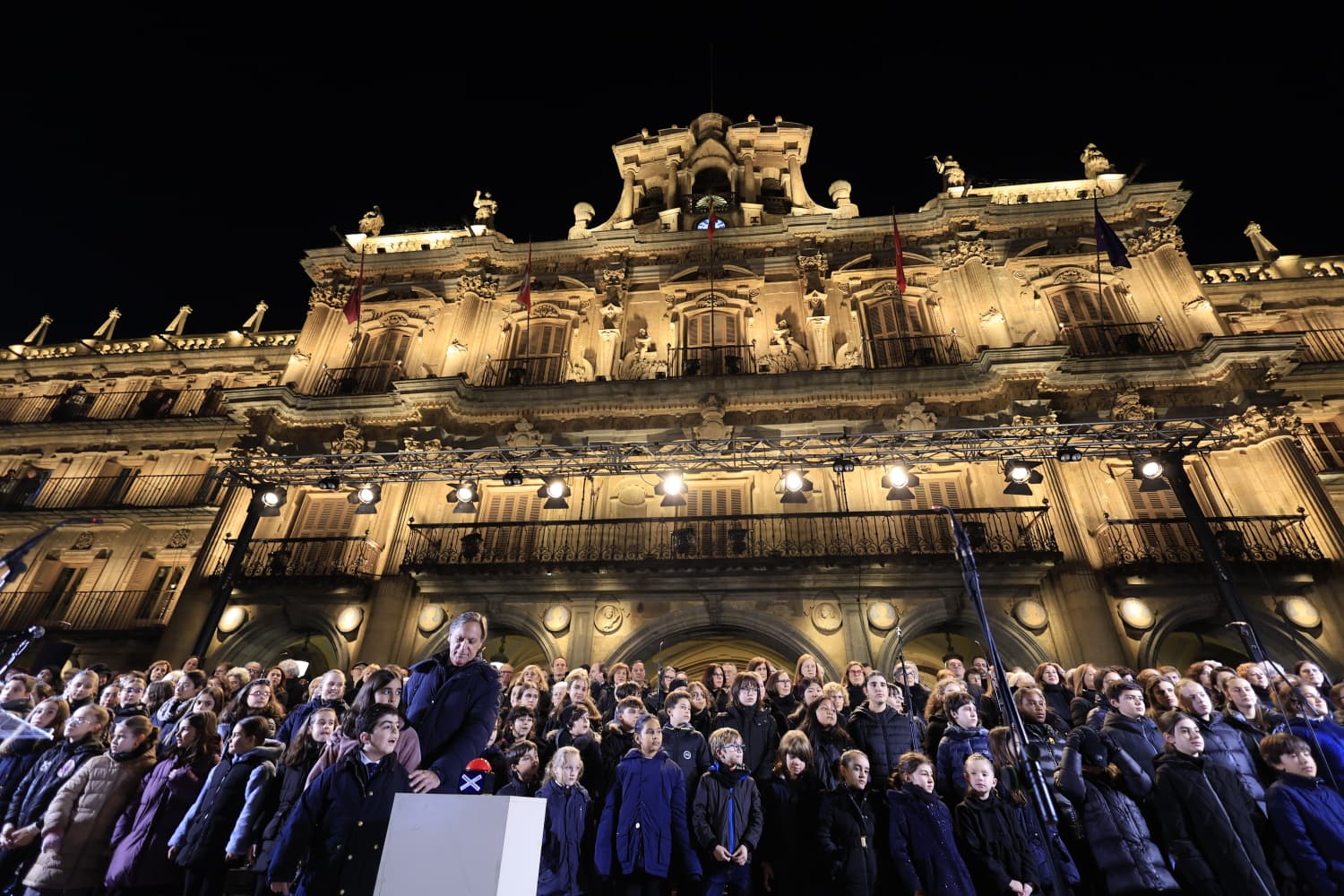La Navidad ya deslumbra en Salamanca con luces, árbol y videomapping