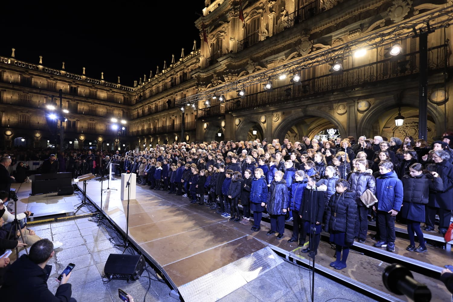 La Navidad ya deslumbra en Salamanca con luces, árbol y videomapping