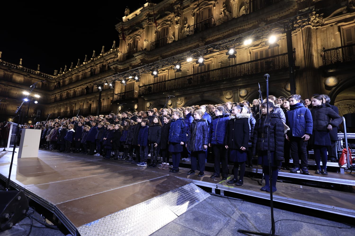 La Navidad ya deslumbra en Salamanca con luces, árbol y videomapping