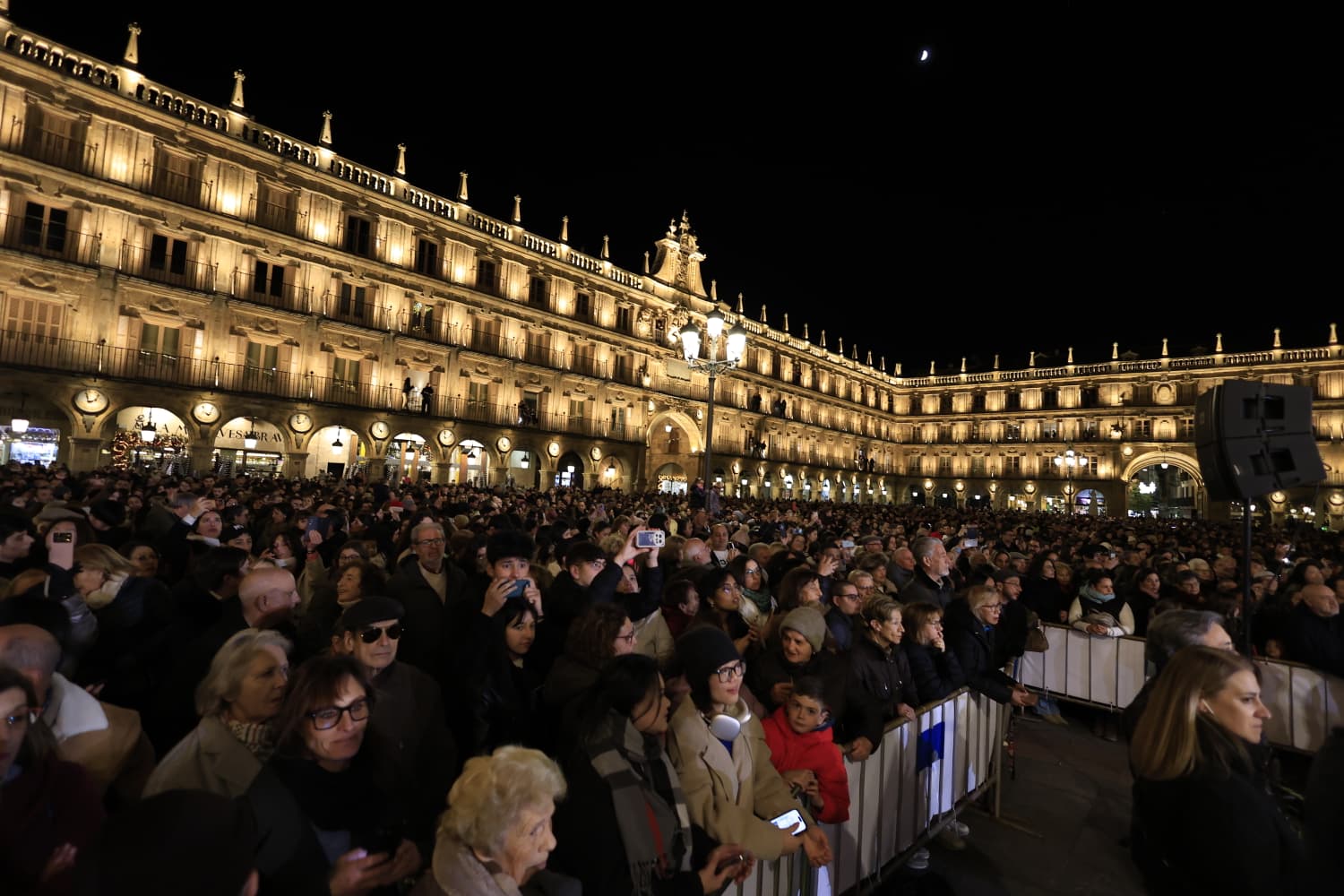 La Navidad ya deslumbra en Salamanca con luces, árbol y videomapping