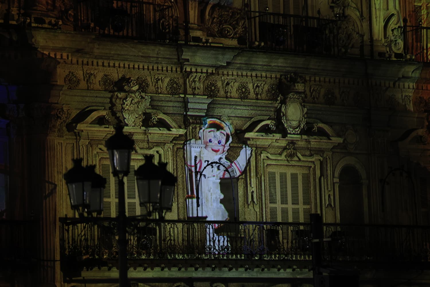 La Navidad ya deslumbra en Salamanca con luces, árbol y videomapping
