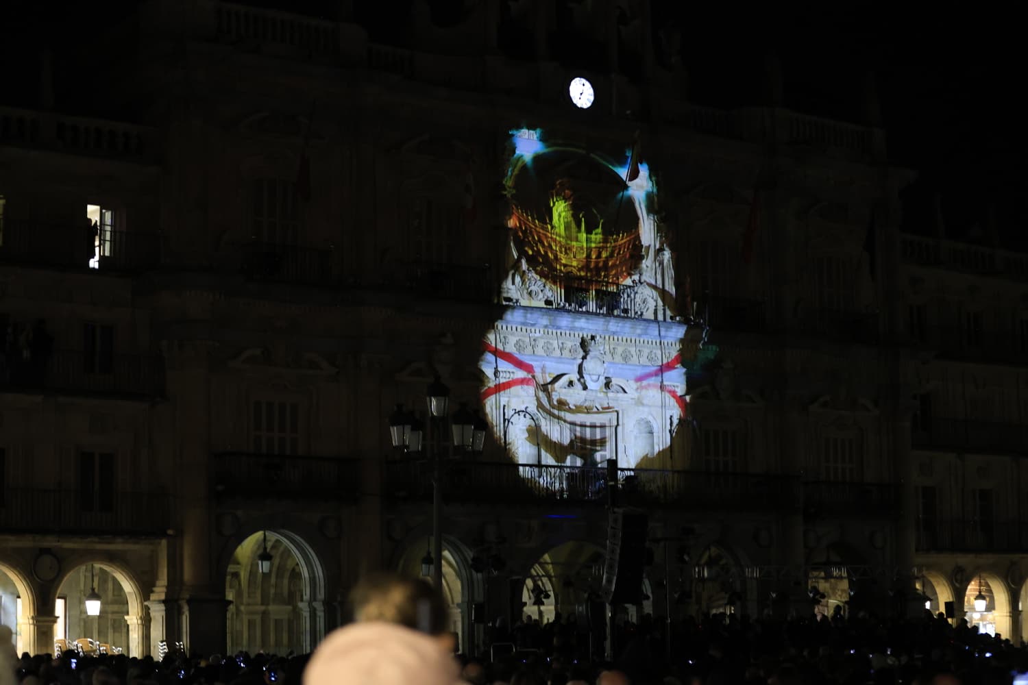 La Navidad ya deslumbra en Salamanca con luces, árbol y videomapping