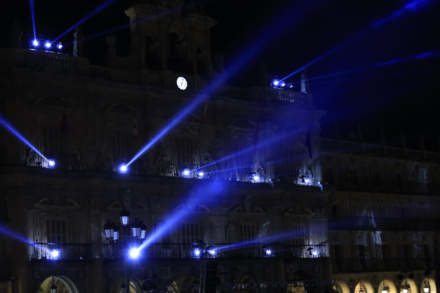 La Navidad ya deslumbra en Salamanca con luces, árbol y videomapping