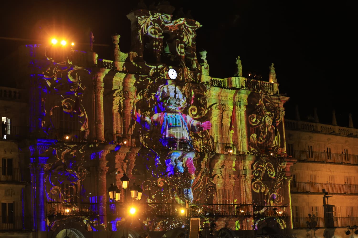 La Navidad ya deslumbra en Salamanca con luces, árbol y videomapping