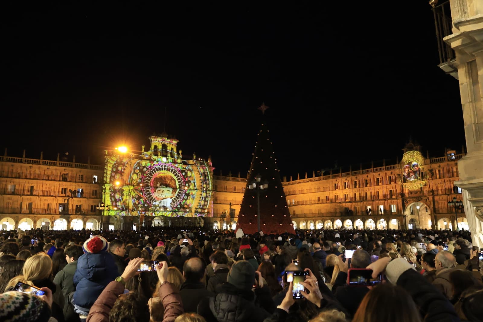 La Navidad ya deslumbra en Salamanca con luces, árbol y videomapping