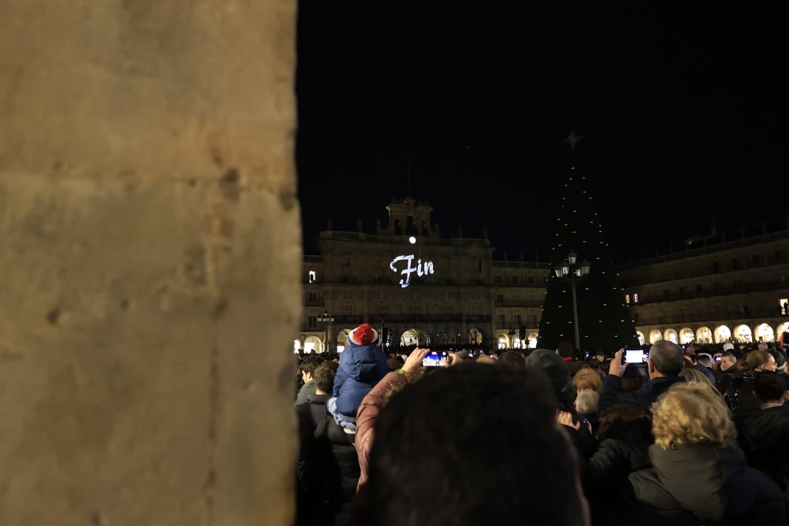 La Navidad ya deslumbra en Salamanca con luces, árbol y videomapping