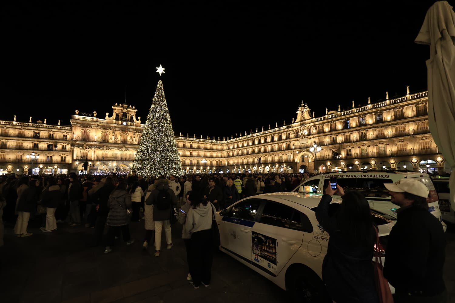La Navidad ya deslumbra en Salamanca con luces, árbol y videomapping