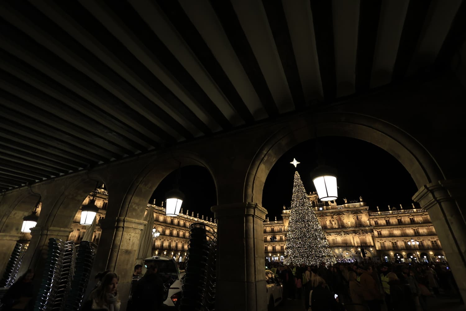 La Navidad ya deslumbra en Salamanca con luces, árbol y videomapping