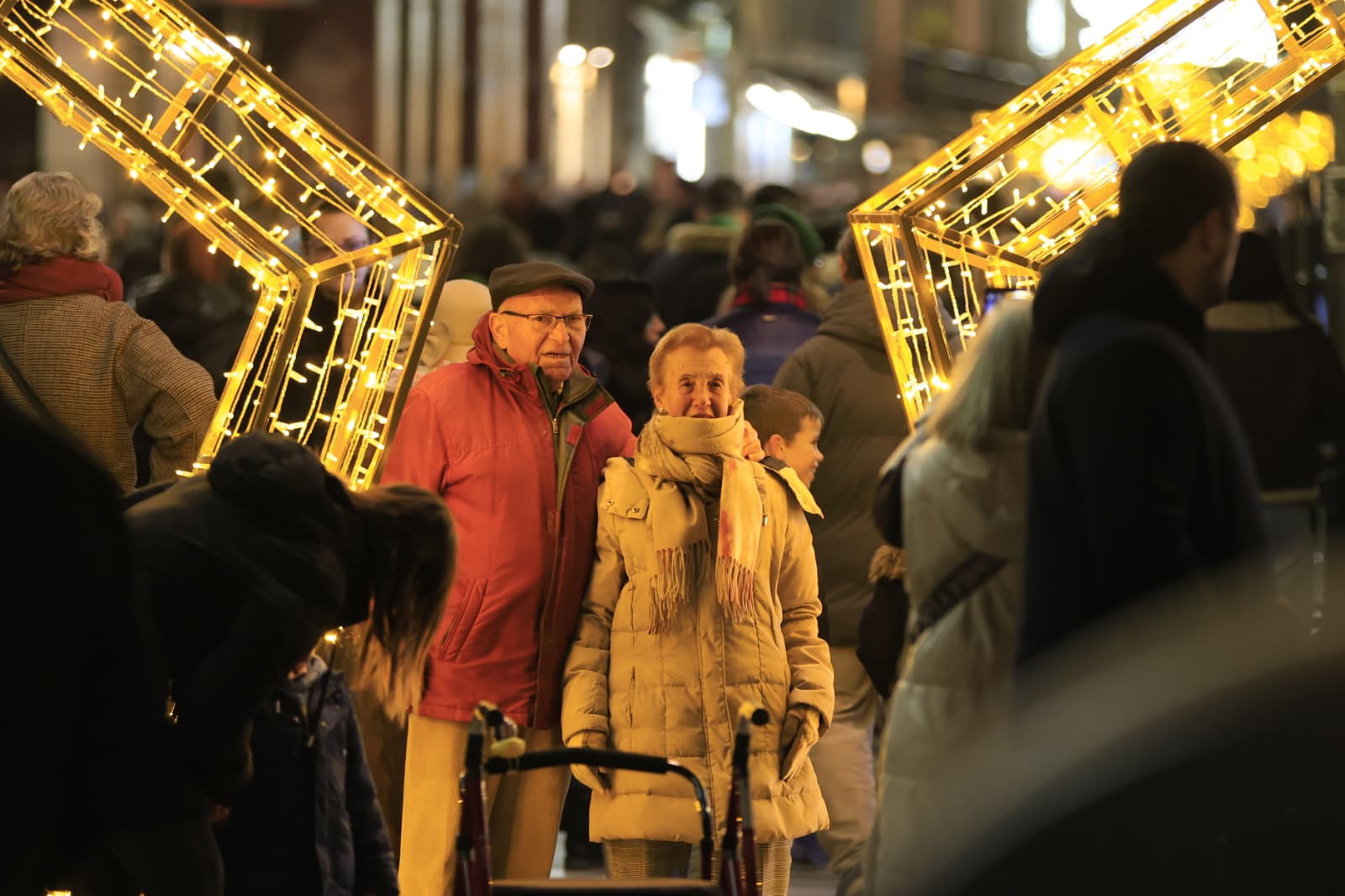 La Navidad ya deslumbra en Salamanca con luces, árbol y videomapping