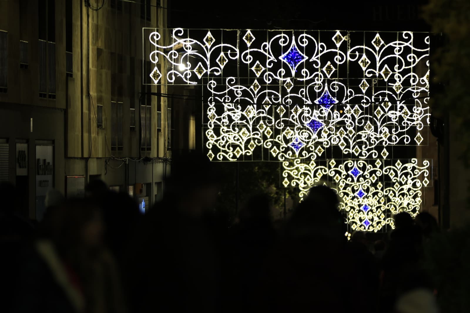 La Navidad ya deslumbra en Salamanca con luces, árbol y videomapping