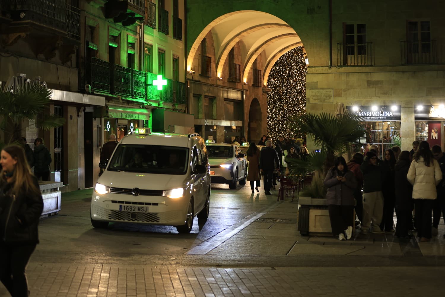 La Navidad ya deslumbra en Salamanca con luces, árbol y videomapping