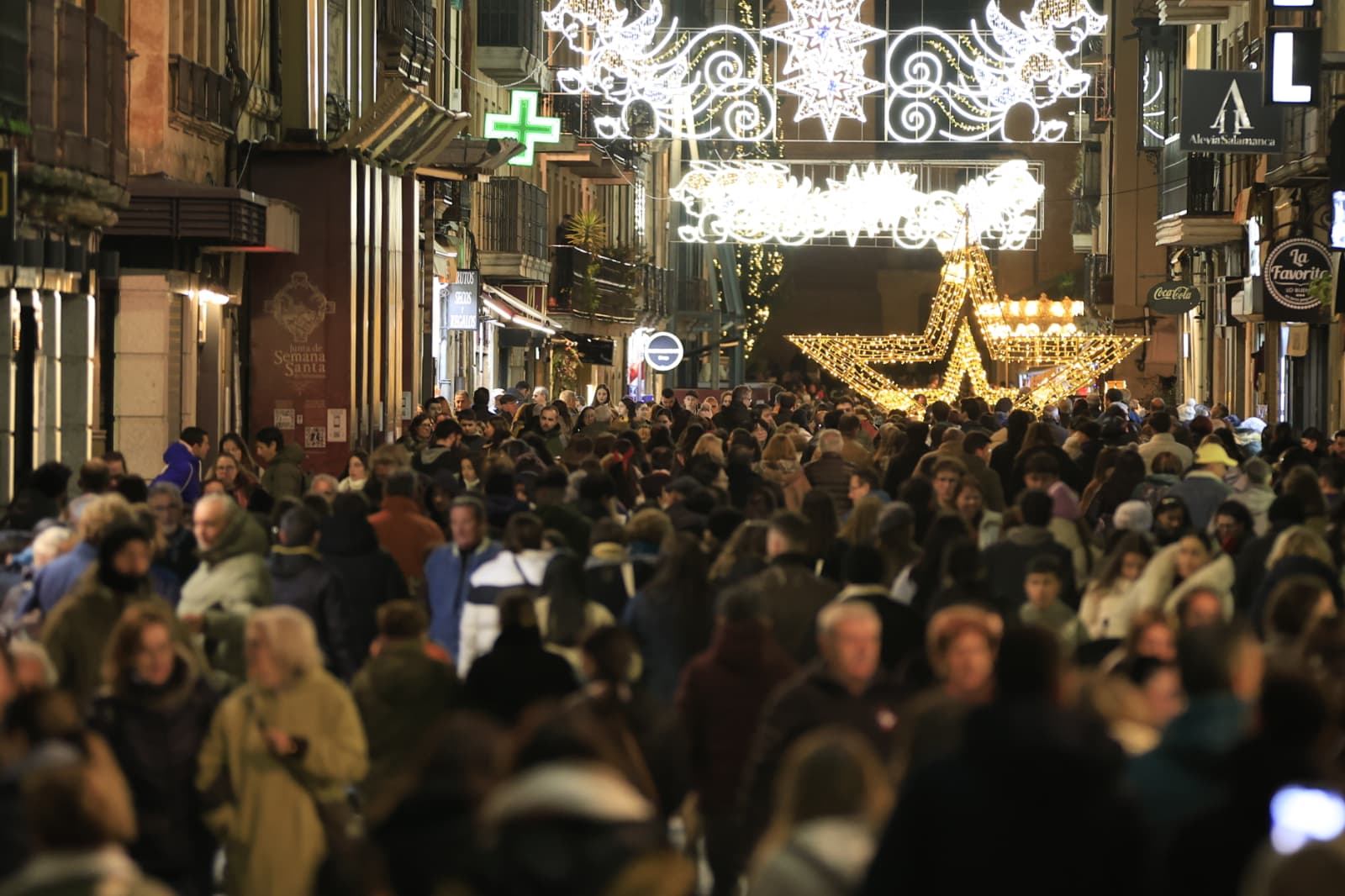 La Navidad ya deslumbra en Salamanca con luces, árbol y videomapping