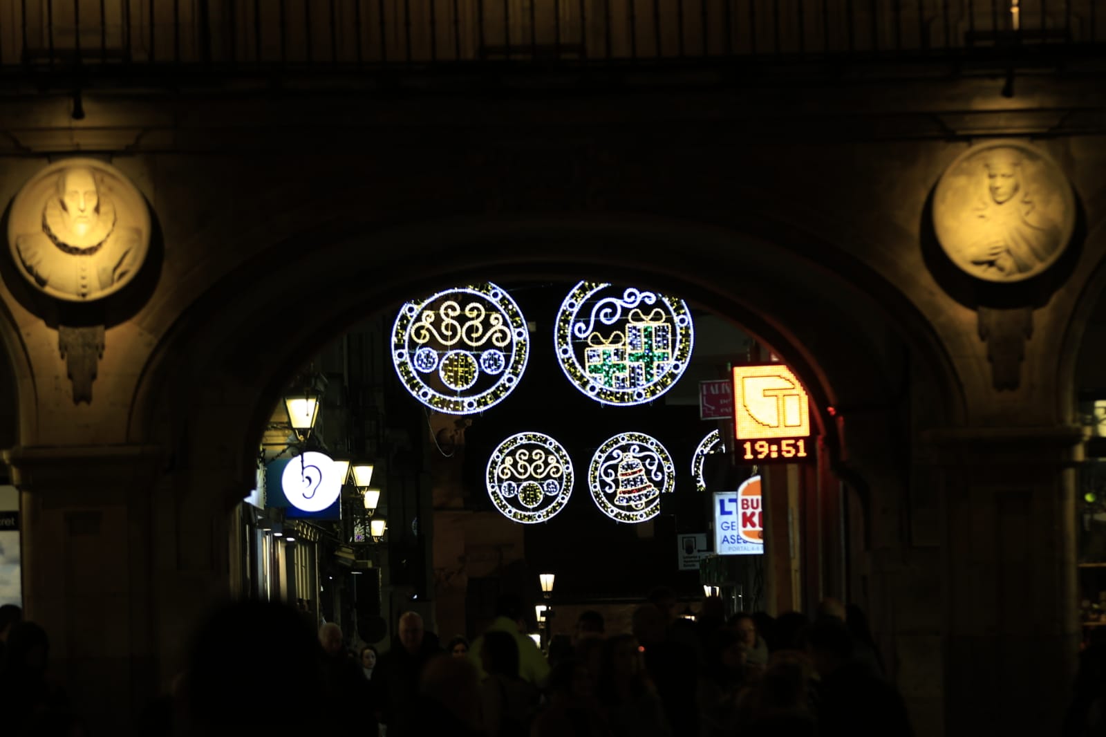 La Navidad ya deslumbra en Salamanca con luces, árbol y videomapping
