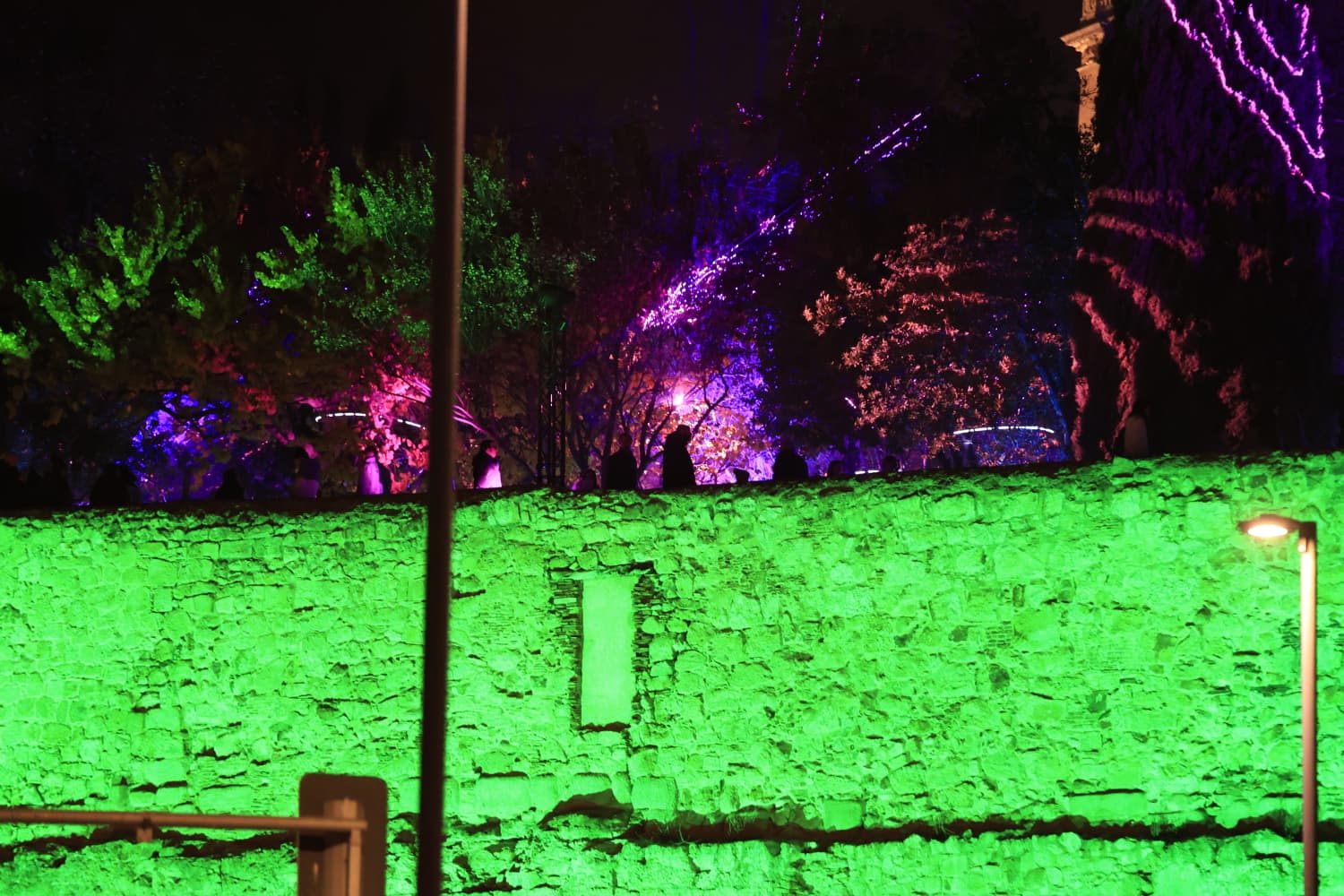 La Navidad ya deslumbra en Salamanca con luces, árbol y videomapping