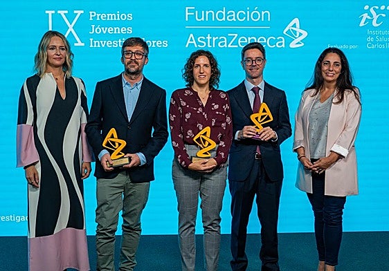 Miguel Estravís Sastre y sus compañeros reciben el premio Jóvenes Investigadores en la categoría 'Respiratorio e Inmunología'.