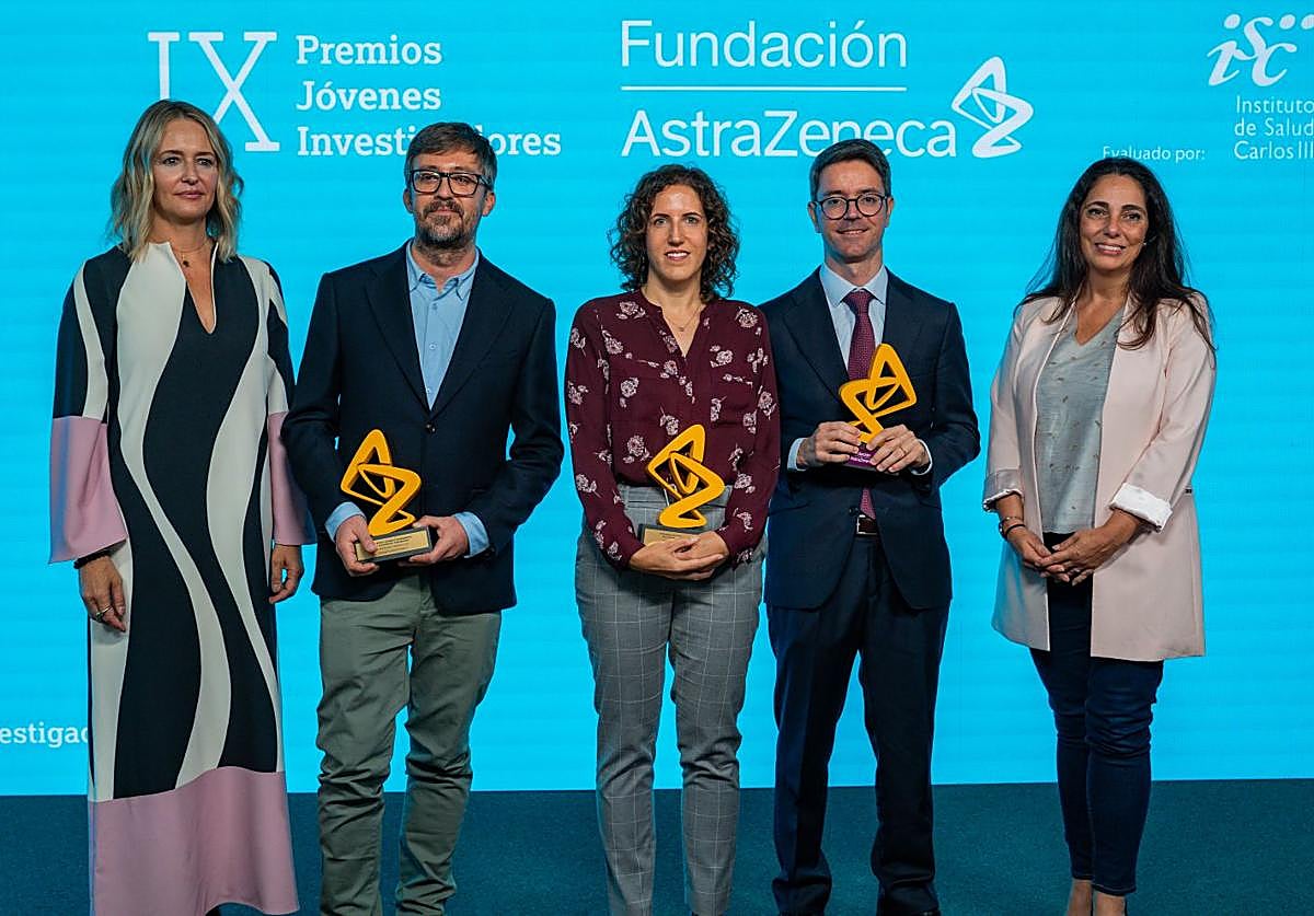 Miguel Estravís Sastre y sus compañeros reciben el premio Jóvenes Investigadores en la categoría 'Respiratorio e Inmunología'.
