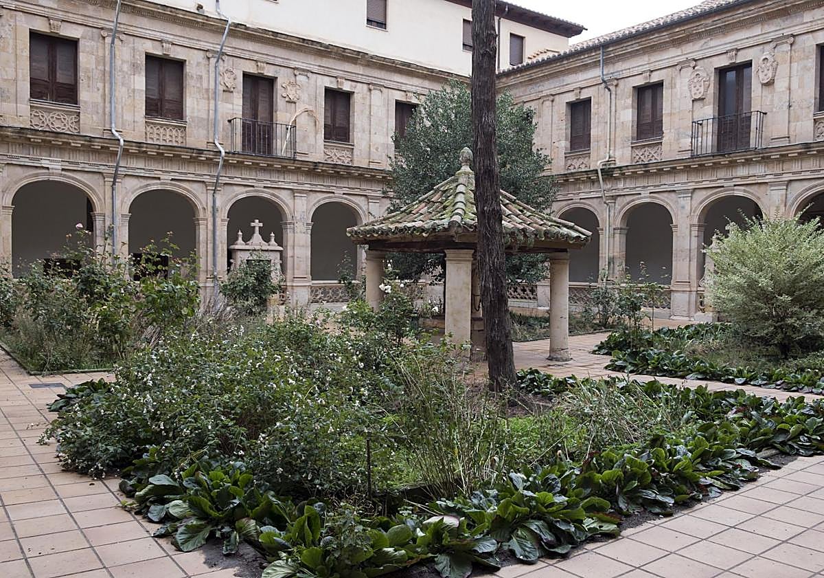 Imagen principal - Su patio, la iglesia del convento y su interior.