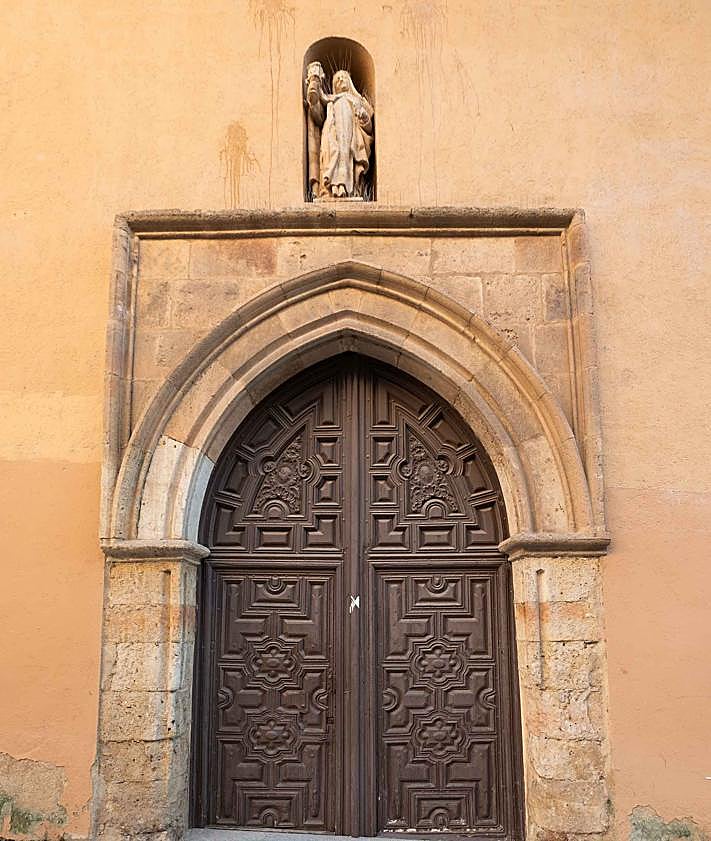 Imagen secundaria 2 - Fachada de calle Lucero, interior y acceso lateral del convento.
