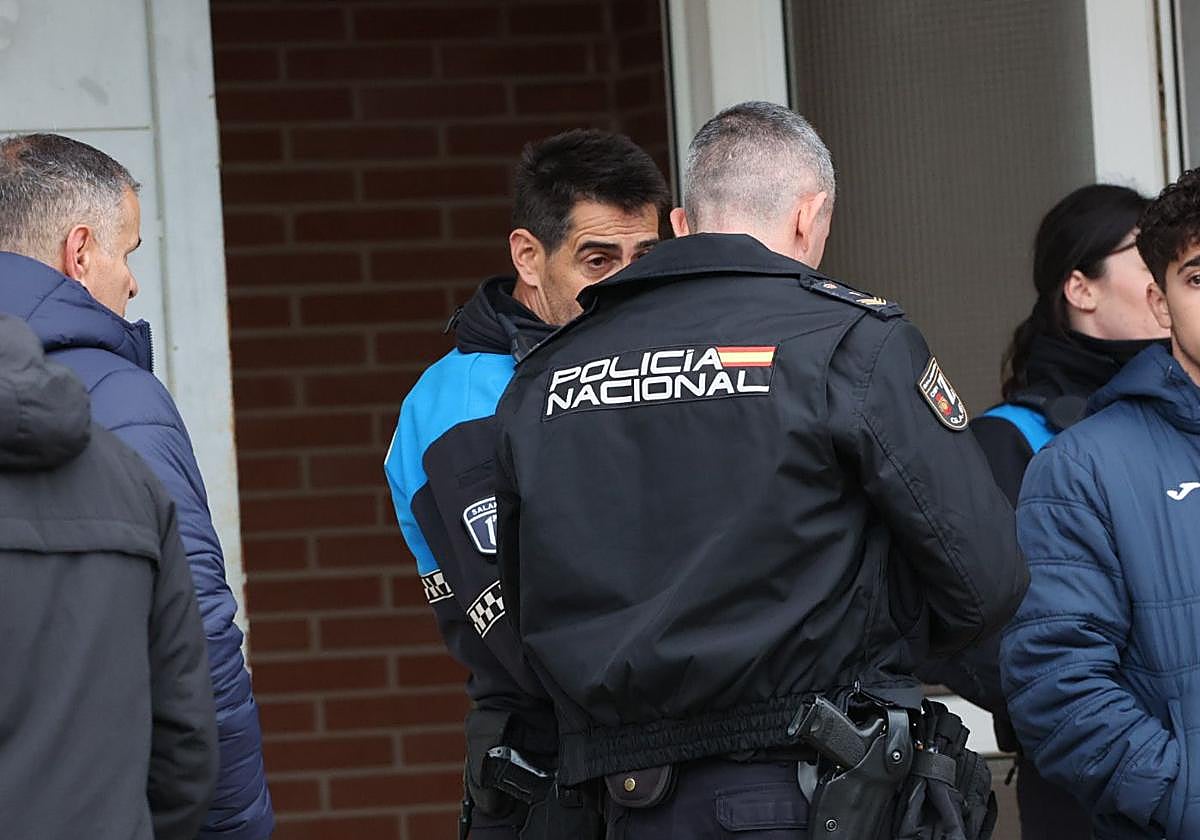 Policía Local y Policía Nacional en el campo de fútbol de los hechos