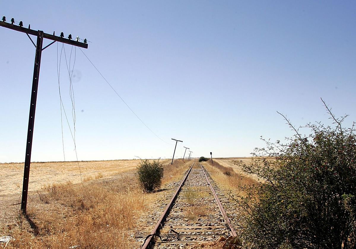 Tendido de la antigua línea férrea de la Vía de la Plata.