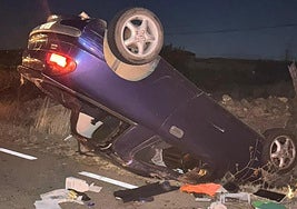 Vuelca con su coche en un espectacular accidente a la entrada de Arapiles y lo localizan en su casa