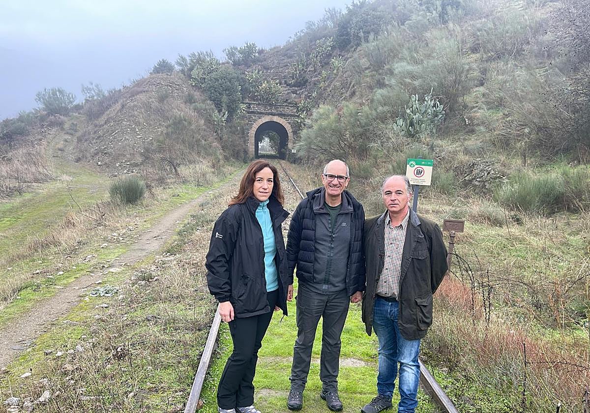 El presidente de la Diputación y otros diputados y alcaldes, presenta el recorrido corto del Camino de Hierro.