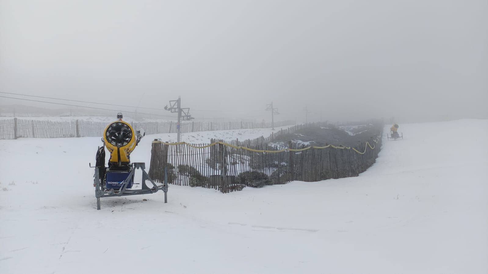 La nieve ha llegado también a la estación de La Covatilla