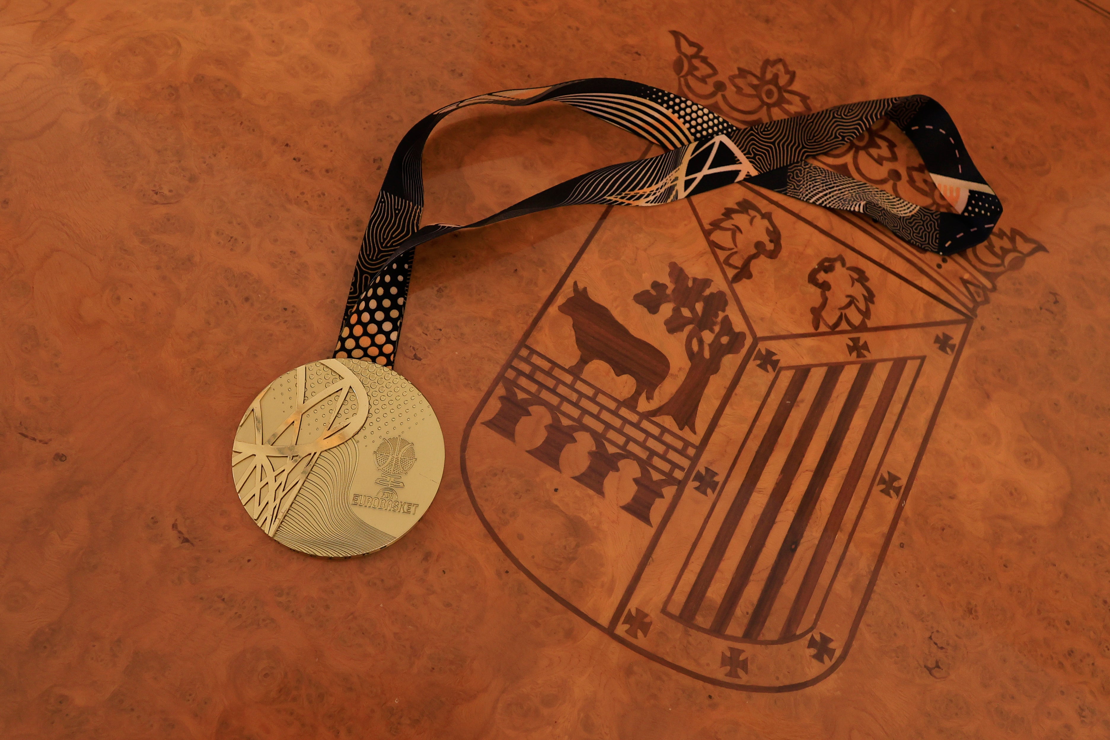 Medalla de oro, junto al escudo de Salamanca