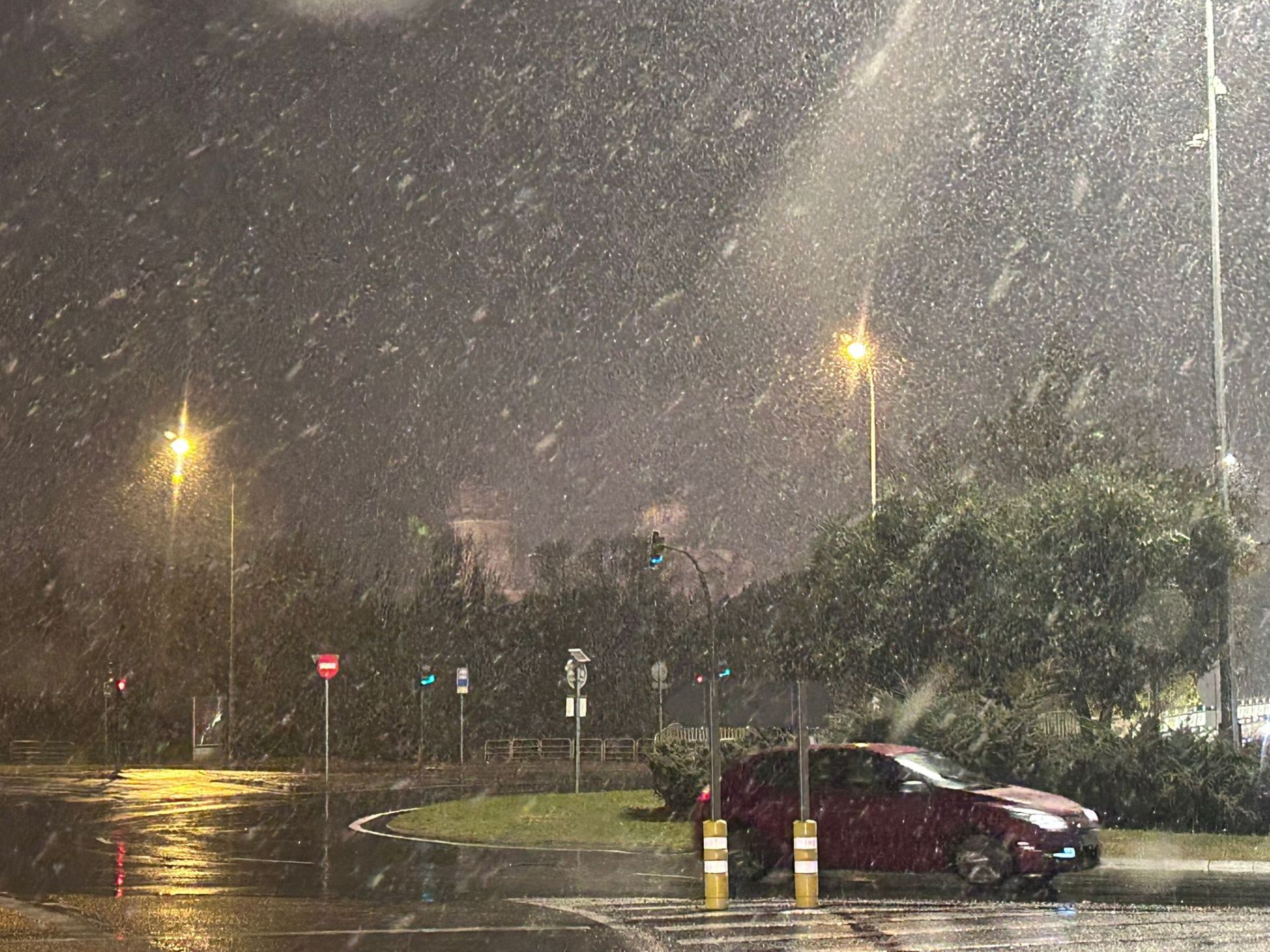 Una fuerte nevada en Salamanca sorprende a la capital y la cubre con gruesos copos