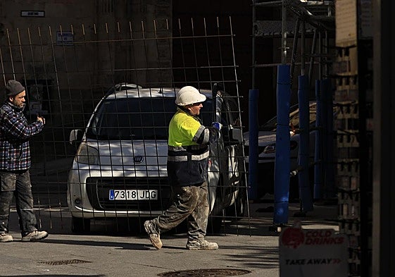 Un trabajador en una obra de la Rúa.