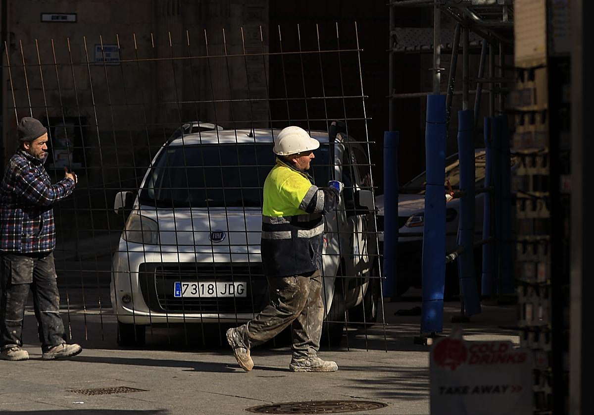 Un trabajador en una obra de la Rúa.