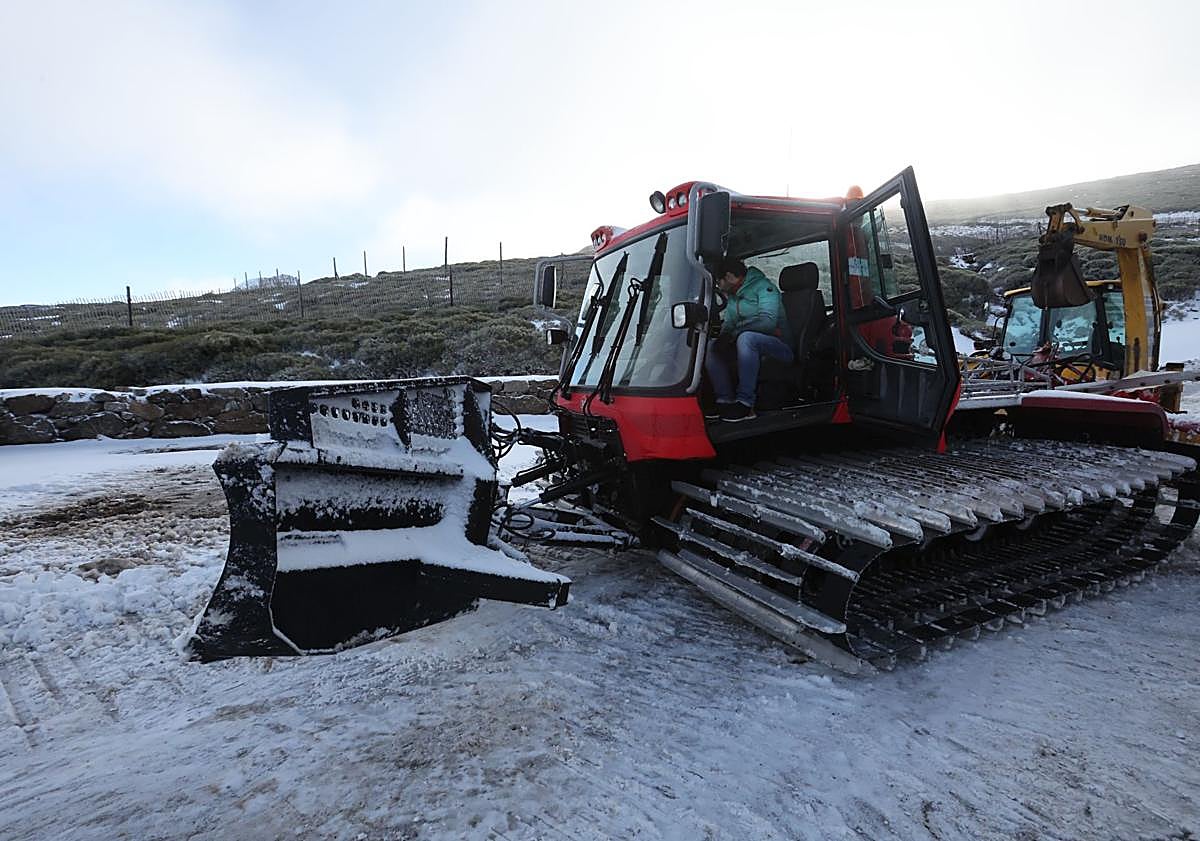 Imagen principal - Máquinas pisapistas, uno de los cañones de nieve y parte del dominio esquiable.