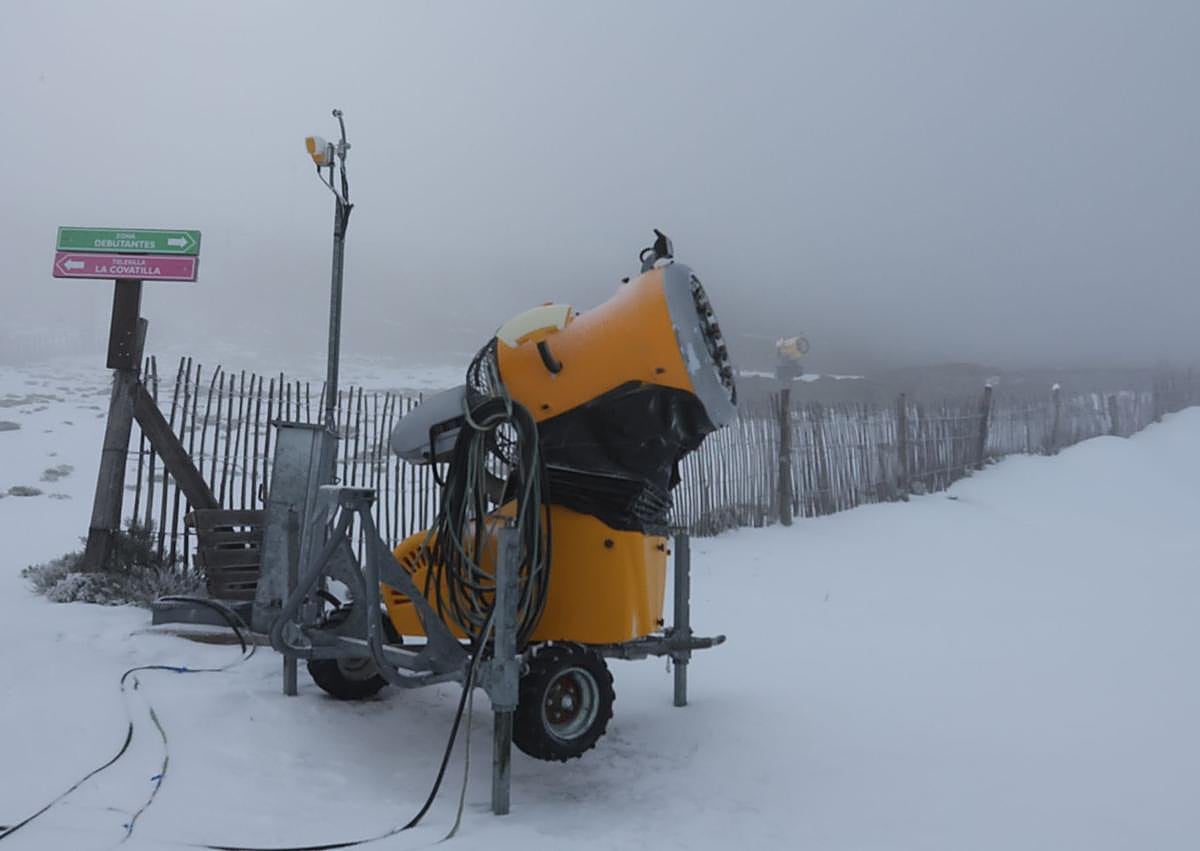 Imagen secundaria 1 - Máquinas pisapistas, uno de los cañones de nieve y parte del dominio esquiable.