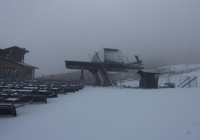 El telesilla, con los asientos desmontados a la espera del reductor.