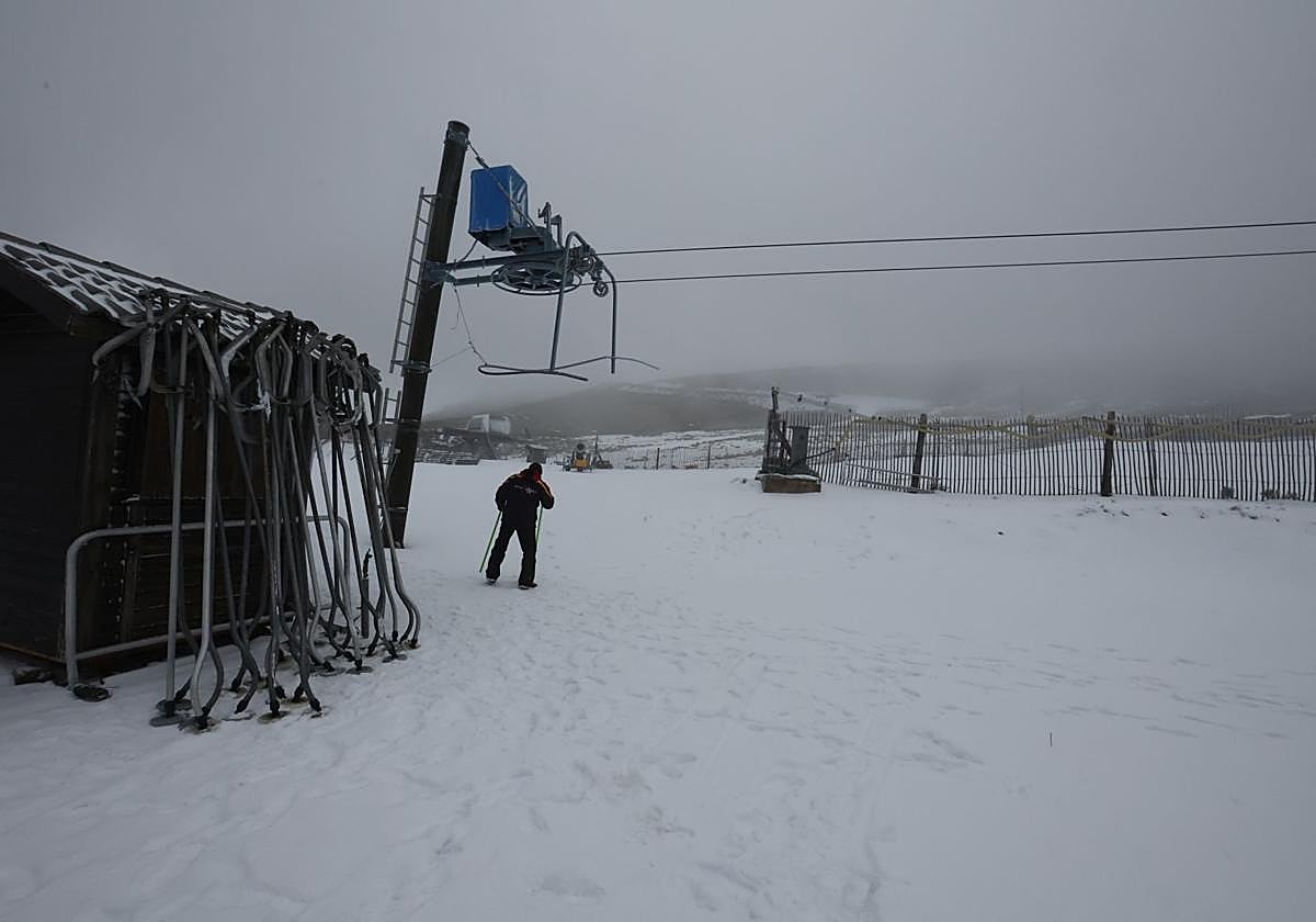 La Covatilla y el milagro de esquiar en Salamanca: mucha nieve artificial para empezar su temporada clave