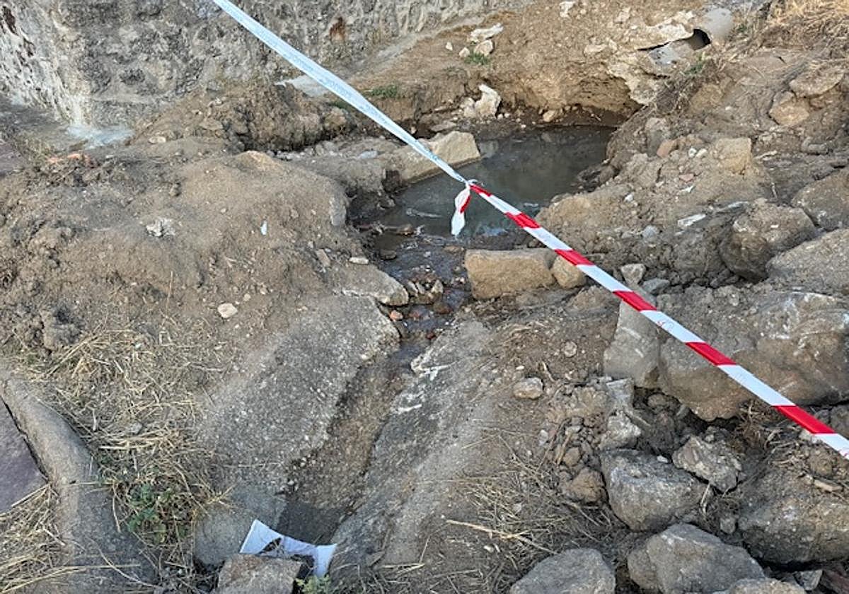 Una de las constantes averías de la red de agua de Béjar.