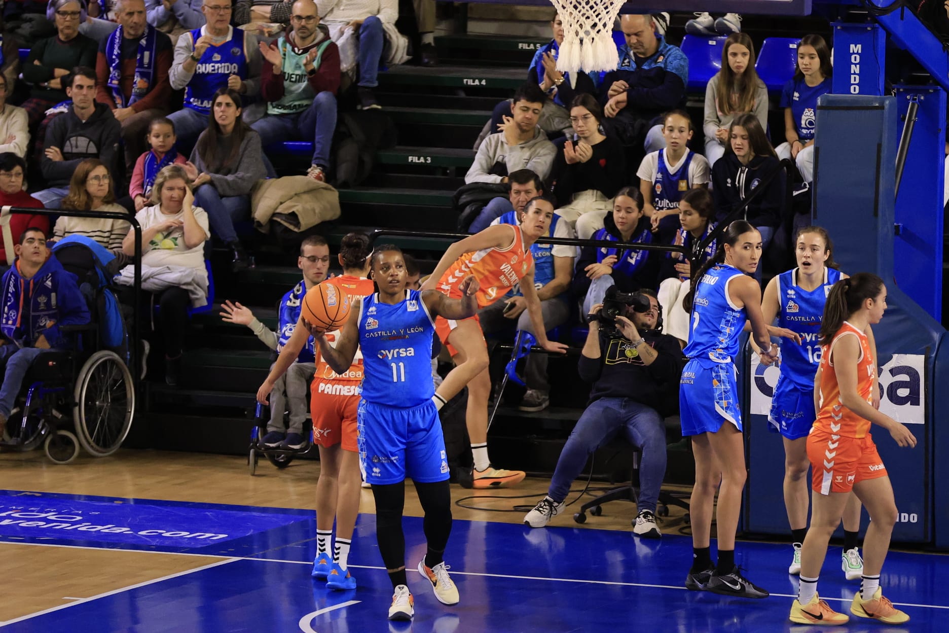 El partido entre Avenida y Valencia Basket, en imágenes