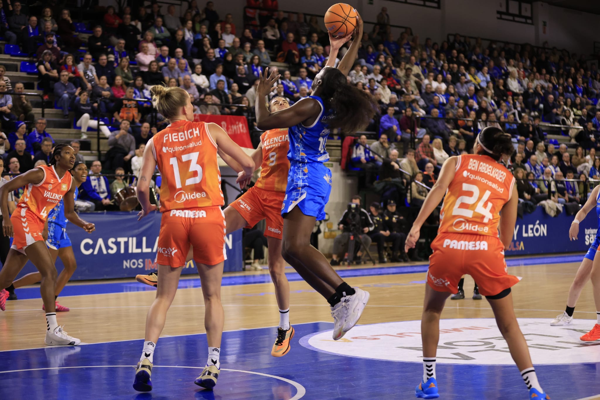 El partido entre Avenida y Valencia Basket, en imágenes